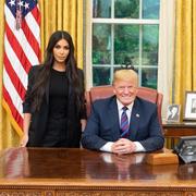 Kim Kardashian och Donald Trump i Vita huset.