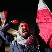 Protester har brutit ut i Irak till följd av attackerna mot grannlandet. Iraks regering har fördömt angreppen mot Iran, men har utsatts för interna angrepp av Irans allierade.