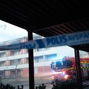 En kraftig brand bröt ut i onsdagskväll i ett flerfamiljhus i Skövde. Boende i mellan 90 och 100 lägenheter evakuerades.