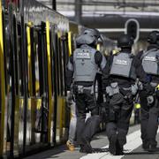 Tungt beväpnad polis nära den hållplats i Utrecht där skjutningen inträffade.  