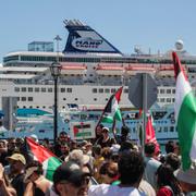 Pro-palestinska demonstranter vid ankomsten av ett fartyg med israeliska turister på ön Kreta i Grekland, tisdagen den 29 juli 2025.