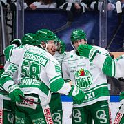  Rögles Linus Sandin jublar med lagkamrater efter 1-2 under kvartsfinal fyra i SHL mellan Färjestad och Rögle.