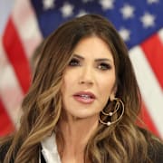 Kristi Noem/Minnesplats för offren.