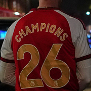 Supportrarna firade vilt efter att Arsenal säkrat ligatiteln under tisdagskvällen.