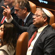 Palestinier bär lådor med förnödenheter i Gaza/Israeliska ministern Itamar Ben Gvir.