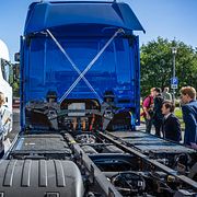 Ellastbilar utanför Scanias batterifabrik i Södertälje. Arkivbild.