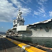 Charles de Gaulle vid kaj i Manilla.