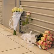 Blommor i varuhuset där flickan knivhöggs till döds.