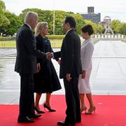 USA:s president Joe Biden och första dam Jill Biden välkomnas av Japans premiärminister Fumio Kishida och hans fru Yuko Kishida i samband med G7-toppmötet i Hiroshima.