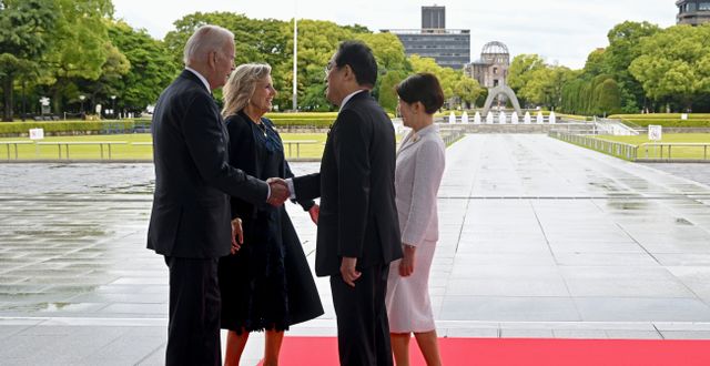 USA:s president Joe Biden och första dam Jill Biden välkomnas av Japans premiärminister Fumio Kishida och hans fru Yuko Kishida i samband med G7-toppmötet i Hiroshima. Kenny Holston / AP