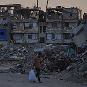 Byggnader som förstörts av israeliska attacker i Khan Younis i södra Gaza.