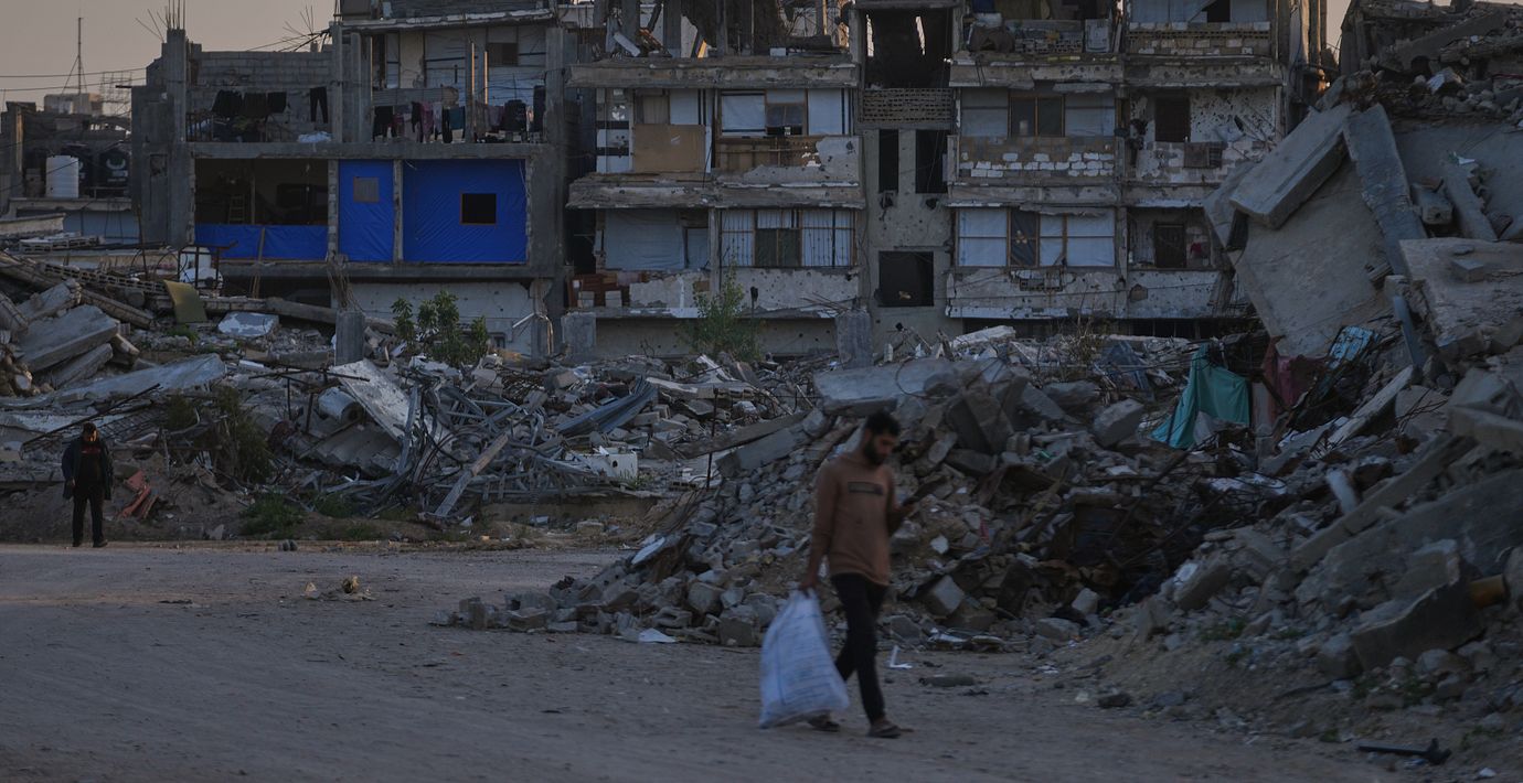 Byggnader som förstörts av israeliska attacker i Khan Younis i södra Gaza.