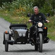 Mark Warren tar en tur på sin nya Ural.