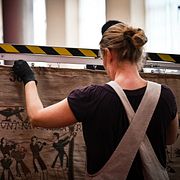Bayeuxtapeten förvaras i Musée de la Tapisserie de Bayeux i Bayeux i Normandie i norra Frankrike sedan 1945.