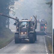 Med hjälp av traktor och gödseltank vattenbegjuter man vägarna i skånska Hästveda.