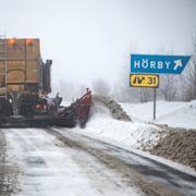 En plogbil på E22:an i höjd med Hörby i samband med kökaoset.