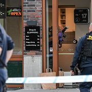 Polisen på plats vid frisörsalongen i Holma.