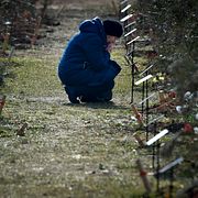 Mamma till dödad rysk soldat sörjer sin son i ockuperade Krym, 2023.