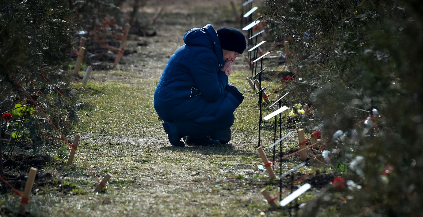 Mamma till dödad rysk soldat sörjer sin son i ockuperade Krym, 2023.