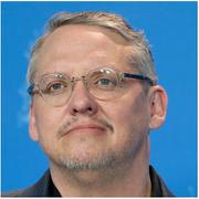 Adam McKay till vänster och ett test för covid-19-vaccin.