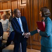 Barclays vd CS Venkatakrishnan skakar hand med brittiska finansministern Rachel Reeves.