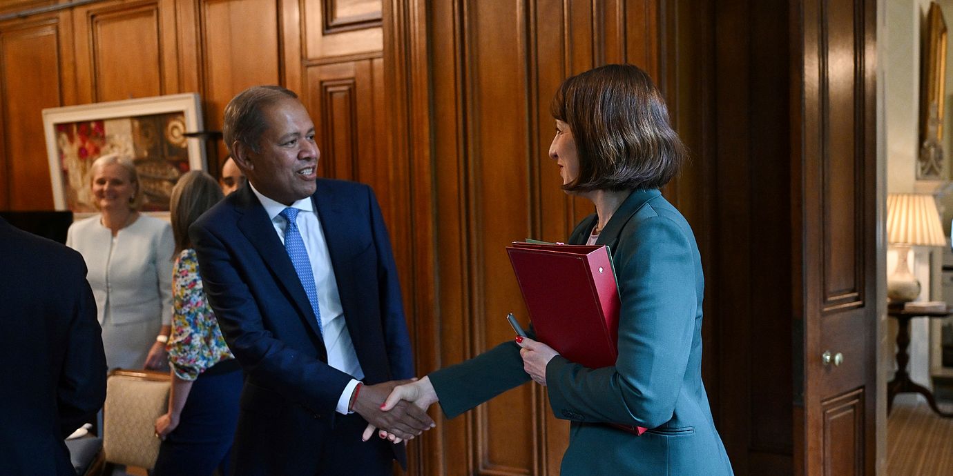 Barclays vd CS Venkatakrishnan skakar hand med brittiska finansministern Rachel Reeves.
