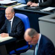 Olaf Scholz och Friedrich Merz under debatten. 