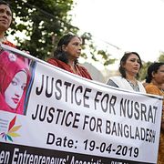 Kvinnor protesterar till stöd för Nusrat Jahan Rafi
