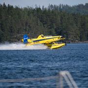 Brandflyg hämtar vatten i sjön Åmänningen för att bekämpa skogsbranden mellan Avesta och Norberg, sommaren 2023.