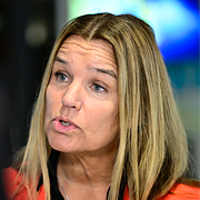 Ett vildsvin och S-politikern Anna-Caren Sätherberg.