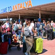 Brittiska turister vid flygplatsen i Antalya i dag. 