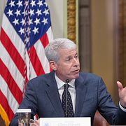 Energiministern Chris Wright till vänster och Donald Trump till höger.