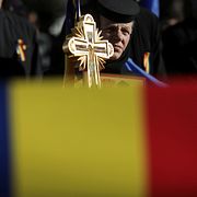 En rumänsk nunna deltar i en demonstration till stöd för att skriva in ett förbud mot samkönade äktenskap i grundlagen. 