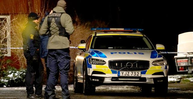 En man i 70-årsåldern har skjutits ihjäl i ett villaområde i Teleborg i södra Växjö. Polisen är på plats med tekniker och har spärrat av brottsplatsen. Carl Carlert/TT