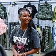 En amerikansk ungdom shoppar kläder, illustrationsbild.