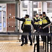 Polisen på plats vid en skola i Solberga i Älvsjö i södra Stockholm efter skottlossningen på fredagskvällen.