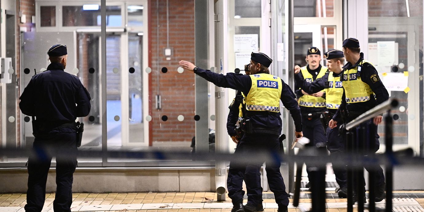 Polisen på plats vid en skola i Solberga i Älvsjö i södra Stockholm efter skottlossningen på fredagskvällen.