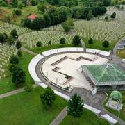 Minnesplatsen på kyrkogården i Potocari nära Srebrenica.