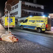 Ambulanser på plats i närheten av baren Le Constellation i Crans-Montana i Schweiz. 