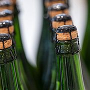 Flaskor med mousserande innehåll i Systembolagets butik på Masttorget i Malmö.