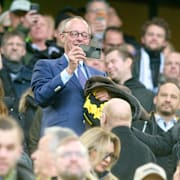 Tysklands förbundskansler Friedrich Merz på läktaren i fotbollsmötet mellan Dortmund och St Pauli i tyska högstaligan i januari. 