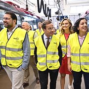 Partiledare Jimmie Åkesson (SD), statsminister Ulf Kristersson (M), energi- och näringsminister Ebba Busch (KD) och utbildnings- och integrationsminister Simona Mohamsson (L) besöker Charlottendal bussdepå i Gustavsberg.