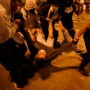 Demonstranter bär bort en skadad man vid protesterna i Lima, Peru