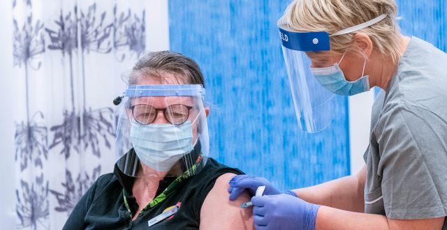 Sjuksköterskan Helle Wictor i Helsingborg vaccineras. Johan Nilsson/TT / TT NYHETSBYRÅN