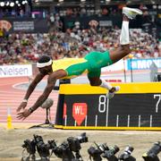 Carey Mcleod från Jamaica tappar kontrollen under ett hopp på VM i Budapest.