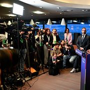 Ungerska medier bevakar en presskonferens med nya premiärministern Peter Magyar.