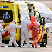 En patient som evakuerats från kryssningsfartyget MV Hondius anländer till Amsterdam.