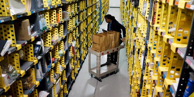 Arkivbild: Amazon-lager i New York. Mark Lennihan / TT NYHETSBYRÅN