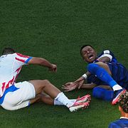 Frankrikes toppspelare Mbappé har ont under matchen mot Paraguay.