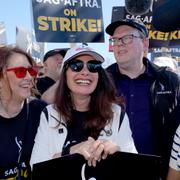 Skådespelerskan Joely Fisher, ordföranden för skådespelarfacket SAG-AFTRA Fran Drescher och chefsförhandlaren Duncan Crabtree-Ireland under en protest. 